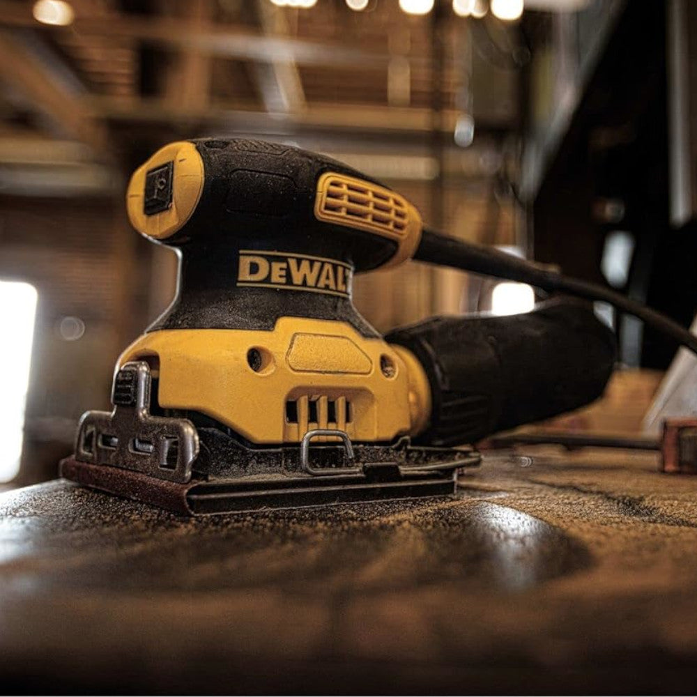 Ponceuse de paume à ¼ de feuille Dewalt (DWE6411K) – Remis à neuf